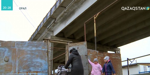 Оралда көпірден дау туды