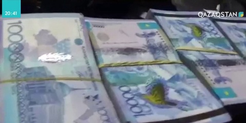 Маңғыстау облысы әкімінің орынбасары Серік Аманғалиевтің пара алу кезіндегі бейнекадрлары жарияланды