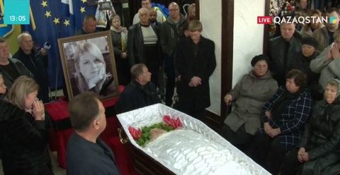 Украинаның Херсон қаласында қоғам белсендісі Катерина Гандзюкті жерлеу рәсімі өтті
