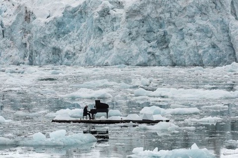 Композитор Арктикадағы мұздықтар жанында рояльмен композиция орындады