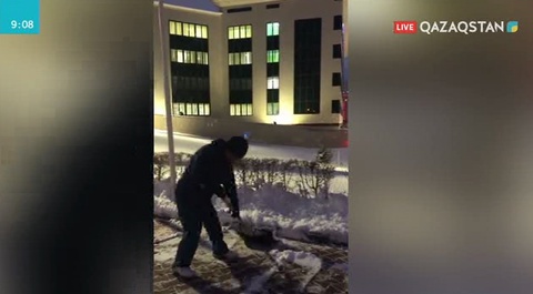 Білікті кардиохирург Юрий Пяның мекеме алдында қар тазалап жүрген видеосы жарияланды