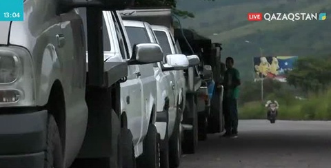 Венесуэла тұрғындары бензин үшін кезекте тұруға мәжбүр