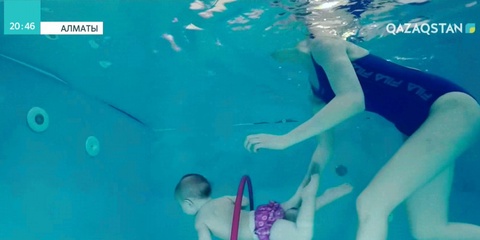 Алматыда 8 айлық нәресте суда жүзуден спорт шебері атанды