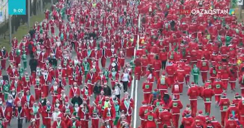 Мадрид көшелерінде 7 мыңнан астам Аяз ата жүгіруден жарысты