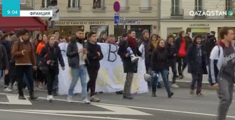 Парижде студенттер мен зейнеткерлер шеруге шықты