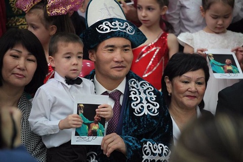 Кәсіпқой боксшы Қанат Ислам балаларға сый жасады