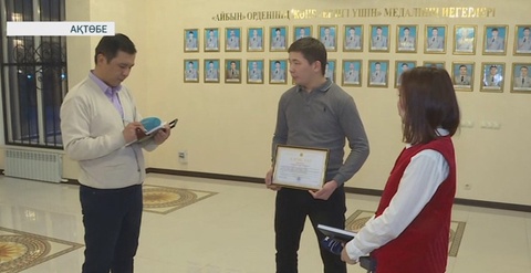 Ақтөбелік такси жүргізушісі көлігінде ұмыт қалдырған 1 млн теңгені иесіне қайтарып берді