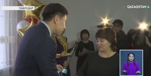 Павлодарда қызметтік баспананың орнына алынған пәтерлер жетім балаларға табысталды