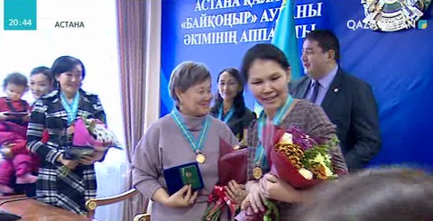 Астананың Байқоңыр ауданында тұратын 12 көпбалалы ана марапатталды