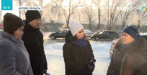 Тоққа түсіп, екі қолынан айырылған оқушының анасы кінәлілерді жазалауды талап етті