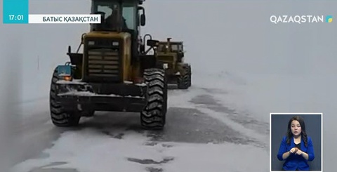 БҚО-ның Жәнібек ауданына қар тазалауға көмекке 3 техника жетті