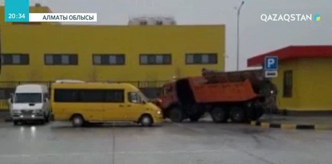 «Алматы-Қапшағай» тас жолында көктайғақтың кесірінен ондаған көлік соғылды