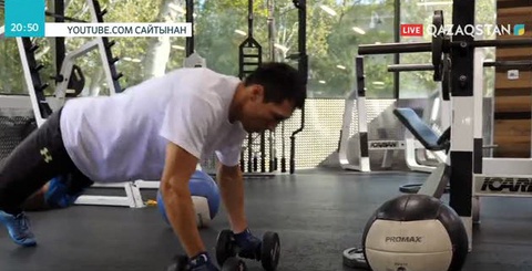 Жәнібек Әлімханұлы Стивен Мартинеспен жұдырықтасады