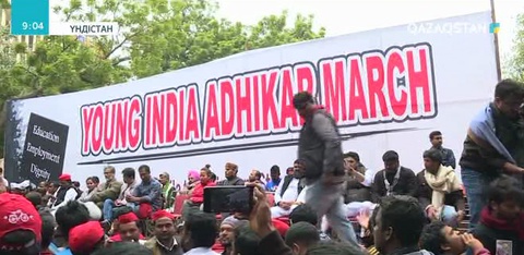 Үндістан астанасы Нью-Делиде мыңдаған студент шеруге шықты