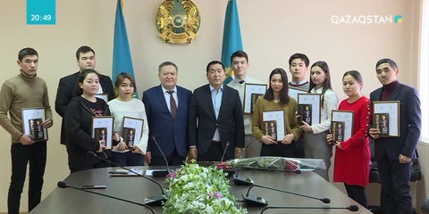 Кәсіпкер Оралбек Ботбай студенттерге білім алу гранттарын табыстады