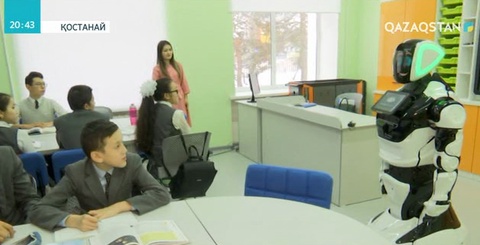 Қостанайдағы мектептердің бірінде робот сабақ береді