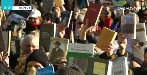 Венгрияда ғалымдар қолдарына кітап ұстап шерулетті