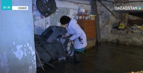 Семейде 80 жыл бұрын салынған үйдің төбесі ортасына түсейін деп тұр