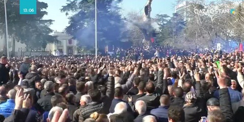 Албанияда мыңдаған адам үкіметтің жұмысын тоқтатуды талап етіп, шеруге шықты