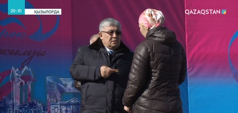 Қызылордада үйі өртеніп, үш ұлынан айырылып, қара жамылған отбасыға пәтер кілті табысталды