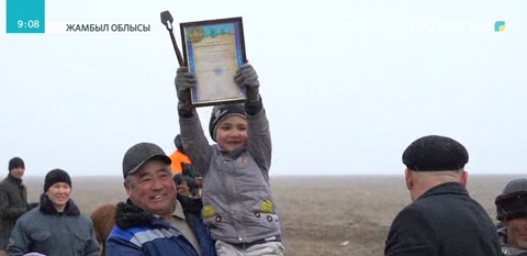 Жамбылдық жасөспірімдер жүген салынбаған асауды тақымдау үшін таласқа түсті