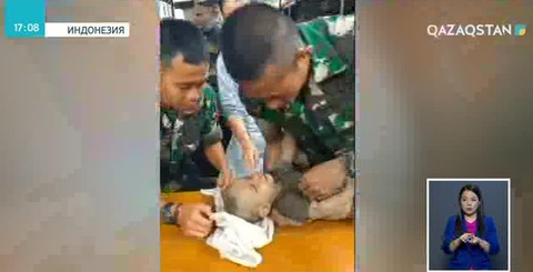 Индонезияда бірнеше сағат бойы үйінді астында жатқан 5 айлық нәресте құтқарылды