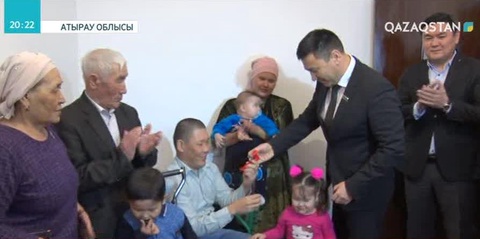 Атыраулық кәсіпкер арбаға таңылған спортшыға 3 бөлмелі үй сыйлады