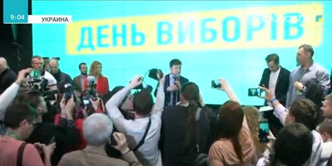 Украинада президент сайлауы: Комедиялық әртіс Владимир Зеленский көш бастап келеді