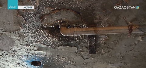 Ақтөбедегі адам шошырлық жағдайда өмір сүріп жатқан жатақхананың тұрғындары журналистерге базынасын айтты