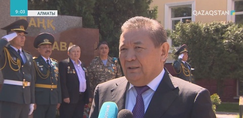 Алматылық студенттер ардагерлерді құттықтады