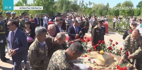 Қапшағай қаласында 2 мыңнан аса адам батырларға тағзым ретінде шерулетті