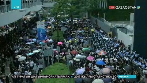 Гонконгте жүздеген адам мемлекеттік мекемелердің ғимараттарын қоршап алды