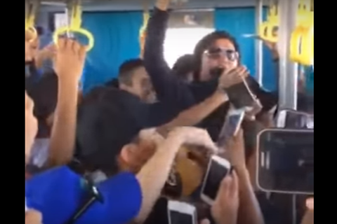 Қайрат Нұртас автобус жолаушыларымен бірге Қазақстанның Әнұранын шырқады (ВИДЕО)