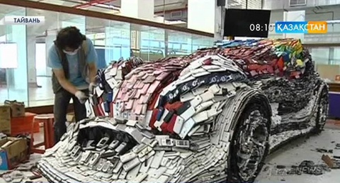 Тайвандық суретші Лин Ши-Пао 25 мың телефоннан көлік құрастырып шығарды