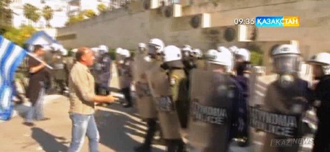 Афиныда бейбіт түрде басталған митинг полициямен қақтығысқа ұласты