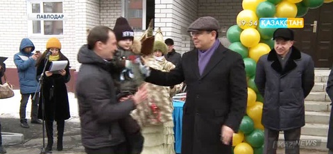 Павлодар облысының әкімі Қанат Бозымбаев пәтер кезегінде тұрғандарға баспана кілтін тапсырды