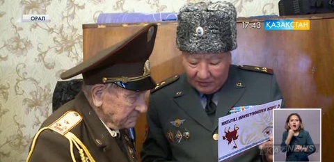 Ұлттық ұлан күніне орай оралдық әскерилер соғыс ардагері Семен Данилинге құрмет көрсетті