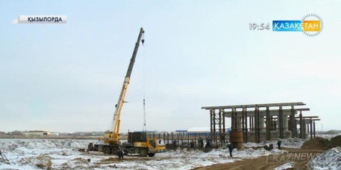 Сырдарияның үстінен көпір салынып жатыр