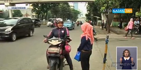 Индонезия астанасы Джакартада әйелдерге арналған мотоцикл-таксилерге сұраныс артты