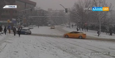 Анкарада қалың қар жауып, мектептерде сабақ тоқтатылды
