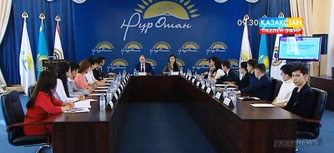 Алматыда «Нұр Отан» партиясының өкілдері «Болашақ» түлектерімен кездесті
