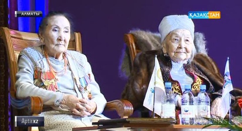 Алматыда М.Әуезов театрының 90 жылдығы және актриса Хабиба Елебекованың  100 жасқа толуына орай салтанатты кеш өтті