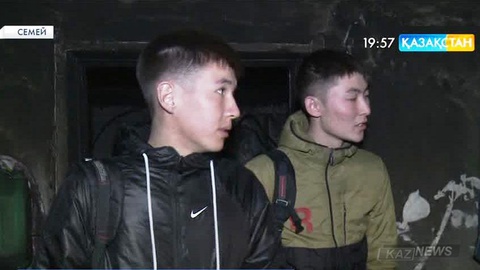 Семейде екі студент пен аула сыпырушы жанып жатқан үйден екі бүлдіршінді аман алып шықты