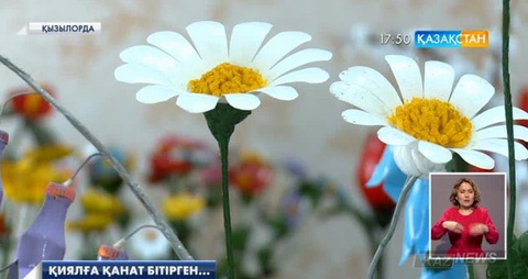 Қызылордалық Нәзипа Сарымсақова пластмасса қалдықтарынан сан түрлі гүл құрастырады
