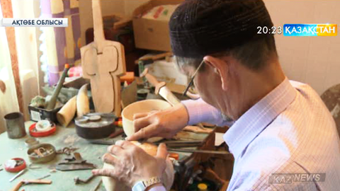 Ақтөбелік Ерқосай Әбілов ағаштан түйін түйген шебер