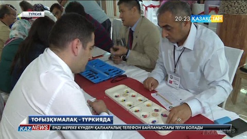 Анталияға барған дүниежүзі тоғызқұмалақ қауымдастығының өкілдері ұлттық ойынды түріктерге үйретіп жатыр