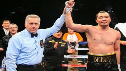 Бейбіт Шүменов америкалық боксшы Джуниор Райтты тізе бүктірді