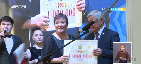 Ақтөбеде балалар үйінің 3 түлегіне жаңа пәтердің кілті табысталды