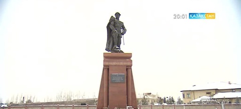 Мәжіліс депутаттары Бауыржан Момышұлының ескерткішіне гүл шоқтарын қойды