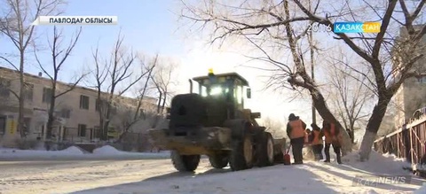 Павлодарда мердігерлердің жауапсыздығынан жолдарды қар алып қалды
